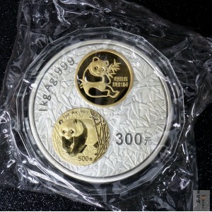 【020201】2002年中国熊猫金币发行20周年银铂纪念币1公斤镶金银币