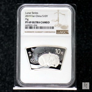 【181106】2019中国己亥（猪）年金银纪念币30克扇形银币